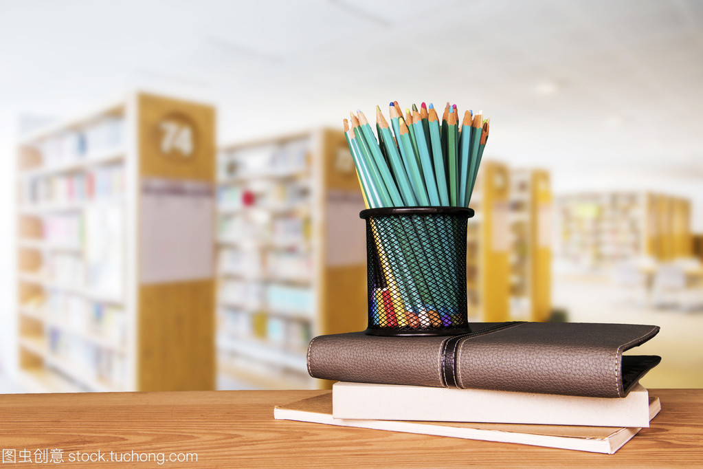 空木桌與現(xiàn)代圖書館 書籍的靜謐對(duì)話